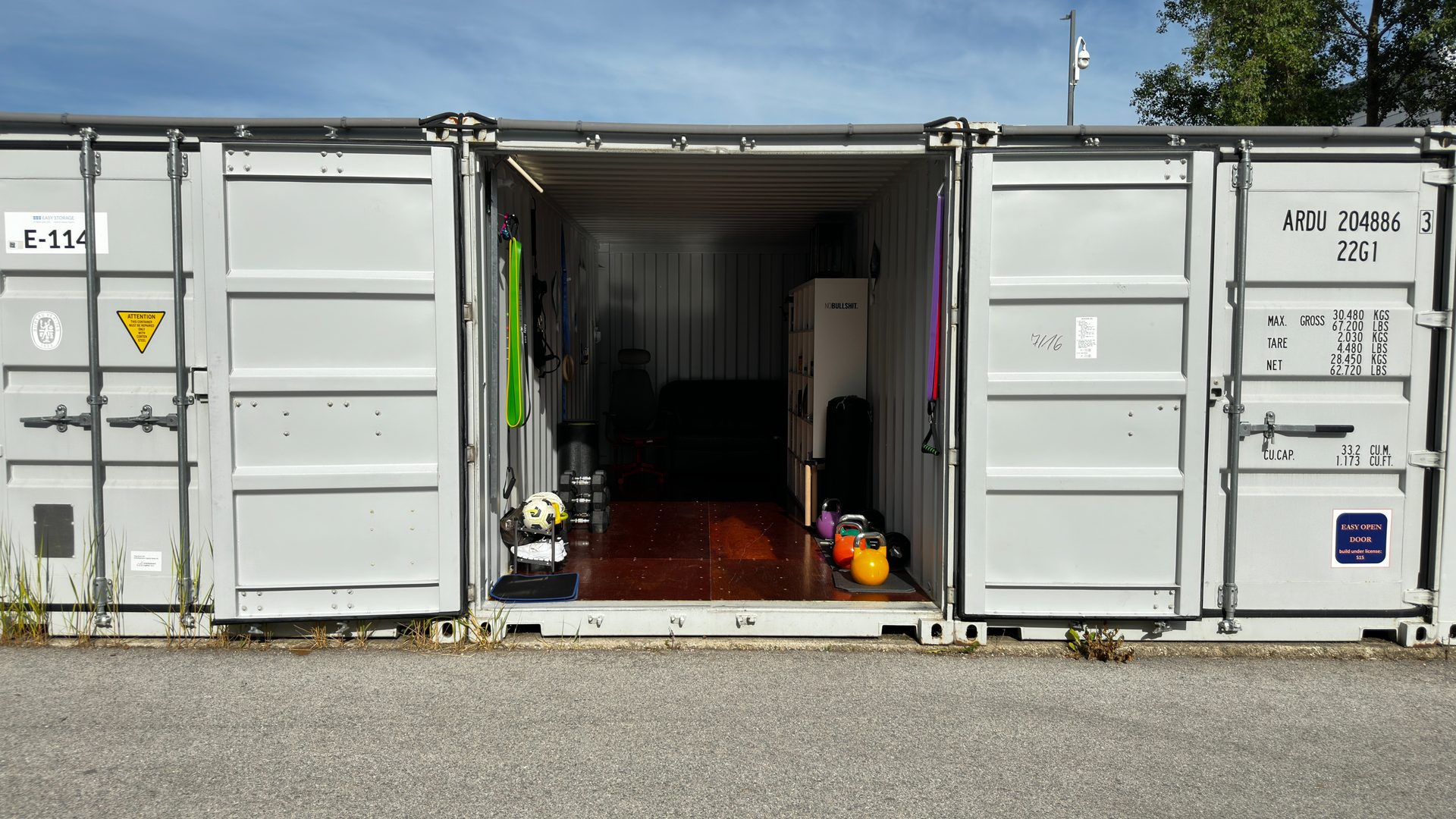 Base33 Container Studio in Wien, frontale Ansicht mit geöffneten Türen